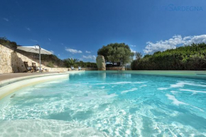 Villa Verde with pool, private parking, air conditioning, 5 bedrooms and 4 bathrooms